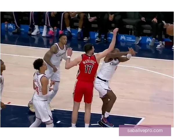 多尔特突破上篮重摔倒地受伤 已返回更衣室接受检查 多尔特突破上篮重摔倒地受伤 已返回更衣室接受检查