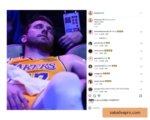 范德比尔特调侃东契奇穿衣走秀 逼穿自家球衣戴金链展现时尚感